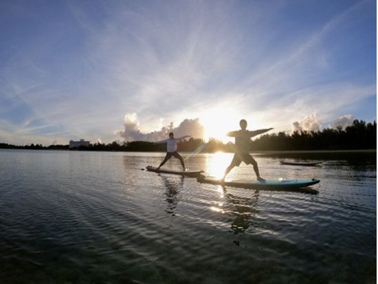 サンライズSUPヨガツアー 朝日が昇る透明な海に浮かび癒しのストレッチ＆ヨガ＜少人数制／10歳～／90分／石垣島市街地から無料送迎あり／写真プレゼント付き＞