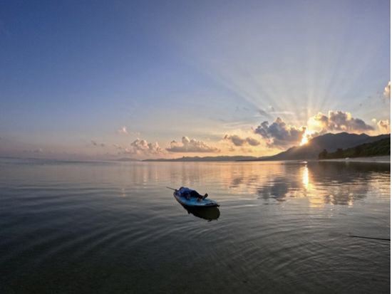 サンライズSUPヨガツアー 朝日が昇る透明な海に浮かび癒しのストレッチ＆ヨガ＜少人数制／10歳～／90分／石垣島市街地から無料送迎あり／写真プレゼント付き＞