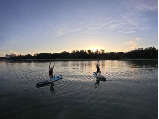 サンライズSUPヨガツアー 朝日が昇る透明な海に浮かび癒しのストレッチ＆ヨガ＜少人数制／10歳～／90分／石垣島市街地から無料送迎あり／写真プレゼント付き＞
