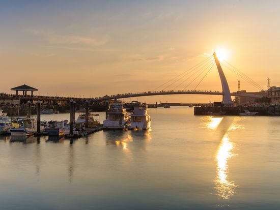 Taiwan_Tamsui_Bay Bridge_shutterstock_435864160