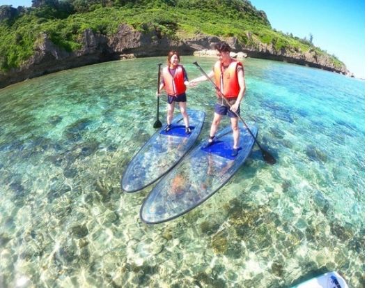 クリアSUP 透明ボードで楽しむ沖縄の海！初心者も安心のサポート付き 海の中をのぞきながら水上散歩体験＜1時間／写真サービス／本部町＞