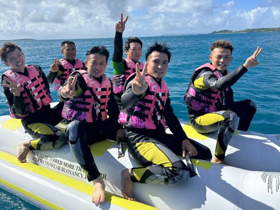 バナナボートでちょいシュノーケル ポイントまでバナナボートで楽々移動！サンゴ礁とカラフルな熱帯魚に囲まれながら過ごす感動体験＜1時間／写真サービス／本部町＞