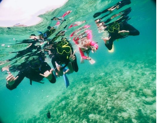 バナナボートでちょいシュノーケル ポイントまでバナナボートで楽々移動！サンゴ礁とカラフルな熱帯魚に囲まれながら過ごす感動体験＜1時間／写真サービス／本部町＞