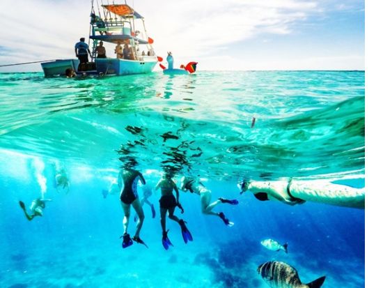 バナナボートでちょいシュノーケル ポイントまでバナナボートで楽々移動！サンゴ礁とカラフルな熱帯魚に囲まれながら過ごす感動体験＜1時間／写真サービス／本部町＞