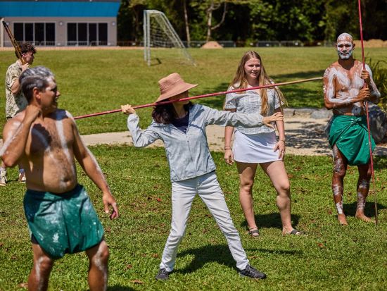 カソワリー コースト文化体験1日ツアー　ジョセフィン滝＋イニスフェイル＋先住民体験＋エティベイ＋バビンダ・ボルダーズなどを満喫！＜英語ガイド／ケアンズ発＞