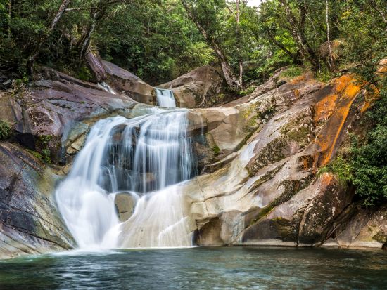 カソワリー コースト文化体験1日ツアー　ジョセフィン滝＋イニスフェイル＋先住民体験＋エティベイ＋バビンダ・ボルダーズなどを満喫！＜英語ガイド／ケアンズ発＞