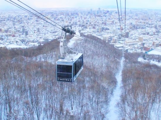 札幌発 冬の日帰りバスツアー　ロイズカカオ＆チョコレートタウン＋札幌もいわ山ロープウェイ＋場外市場での自由昼食＜1〜3月／1名様から催行／札幌駅発着＞