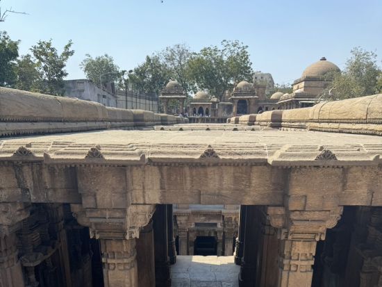 【貸切チャーター】アーメダバード → パタン → ブジ → カッチ → アーメダバード観光ツアー＜専用車／英語ドライバー／高速代・駐車場代込／市内中心部ドロップ