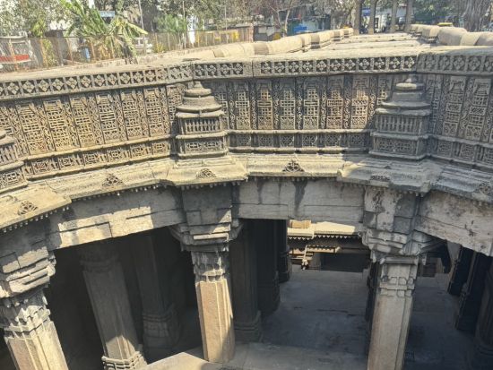 【貸切チャーター】アーメダバード発パタン＆ブジ観光ツアー＜専用車／英語ドライバー／高速・駐車場込／アーメダバード市内中心部ドロップ＞