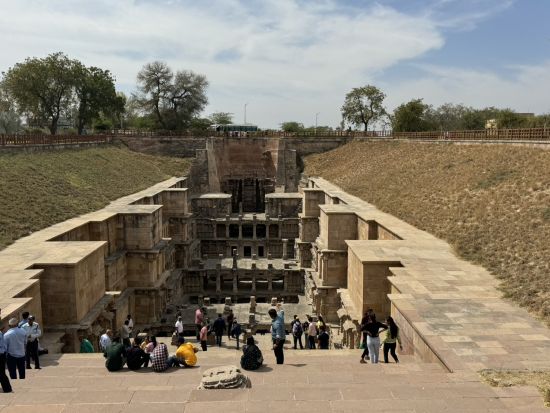 【貸切チャーター】アーメダバード発パタン＆ブジ観光ツアー＜専用車／英語ドライバー／高速・駐車場込／アーメダバード市内中心部ドロップ＞