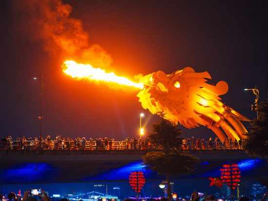 Vietnam_Da Nang_Dragon Bridge_pixta_124320673_M