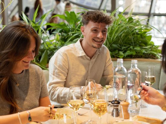 エッフェル塔内レストラン「マダム・ブラッスリー（Madame Brasserie）」ランチ　食事券＆事前予約サービス＜3コース／12:00または13:30開始＞