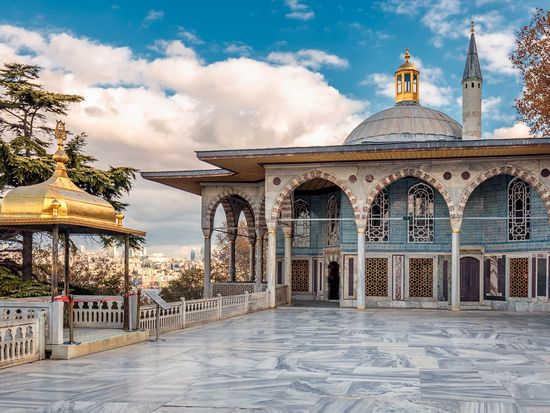 Turkey_Istanbul_Topkapi-Palace_shutterstock_562143580