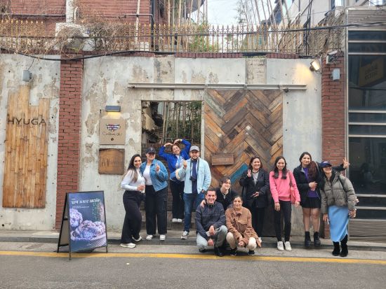 人気K-POPグループ聖地巡礼　世界中のファンと交流も！龍仁大長今パーク＋HYBE＋旧社屋＋HYUGA＋油井食堂 ＜1日／1名参加OK／選べる出発地／英語＞ 