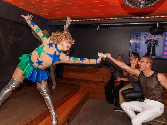 NYCナイトツアー　ヘルズ・キッチンで本場のドラァグショー鑑賞＆バー巡り体験＜21歳以上／日本語または英語ガイド＞