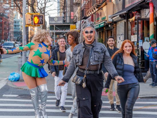 NYCナイトツアー　ヘルズ・キッチンで本場のドラァグショー鑑賞＆バー巡り体験＜21歳以上／日本語または英語ガイド＞