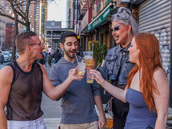 NYCナイトツアー　ヘルズ・キッチンで本場のドラァグショー鑑賞＆バー巡り体験＜21歳以上／日本語または英語ガイド＞