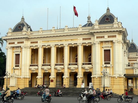 Vietnam_Hanoi_Opera House_shutterstock_34365046