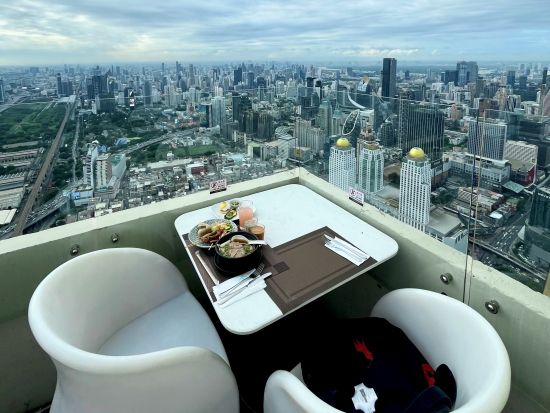 高さ約300ｍ！バイヨーク・スカイ・レストラン（Baiyoke Sky Restaurant）81階から絶景を眺めながらの朝食！＜展望台入場付＞※即予約確定