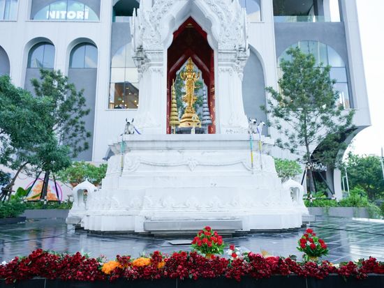 Thailand_Bangkok_Trimurti Shrine_pixta_115283081