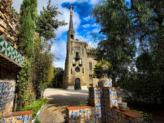 ガウディマニア！半日ツアー　カサ・ビセンス＋ベリュス・グアルド邸＋コロニア・グエル教会　日本語ガイドプランあり＜約5時間／バルセロナ発＞