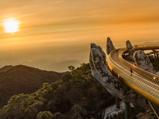 幻想的な夜のBa Na Hills（バーナーヒルズ）ナイトツアー//日本語ガイド//ダナン市内のラウンジ利用可能//バーナーヒルズ観光