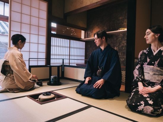 着物を着て茶道体験 in 祇園折鶴屋＜書道体験付きプランあり／京都市＞