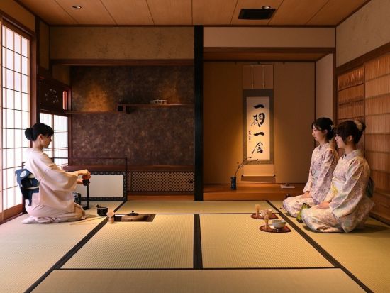 着物を着て茶道体験 in 祇園折鶴屋＜書道体験付きプランあり／京都市＞