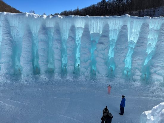 【新千歳空港国際線 発着】2026千歳・支笏湖氷濤まつりツアー｜「お帰りはお客様のホテルまで！（札幌市内）」「氷の美術館」《入場料込み》