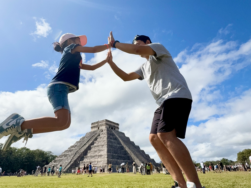 chichen-itza-family01