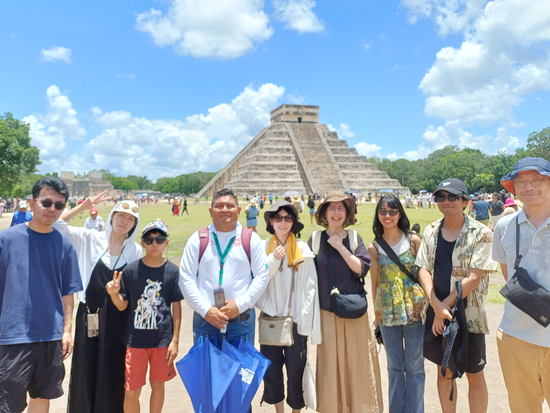 chichen-itza-group01