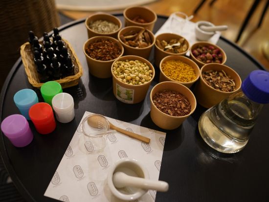 ヤードム作り体験「ホムプルン・バイ・バイホー」　オリジナルブレンドの嗅ぎ薬製作　食事orタイマッサージ付きプランあり＜英語インストラクター＞