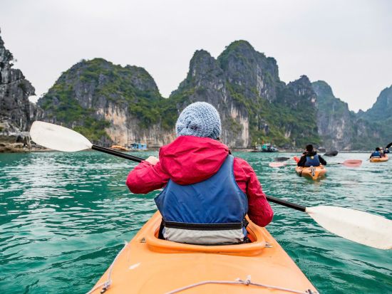 世界遺産ハロン湾日帰りクルーズ　日本人のみの専用船利用！カヤック体験＋鍾乳洞ライトアップ＜4時間クルーズ／日本語ガイド／昼食／夕食／トレインストリートお送り可＞