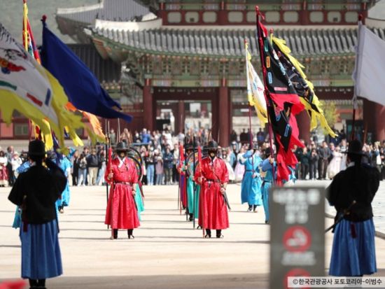 話題の『ムグオク(무구옥)』北朝鮮式参鶏湯もしくはセリで有名『ヌンドンミナリ』！ソウル市内観光ツアー景福宮+北村+安国+聖水で話題スポット巡り