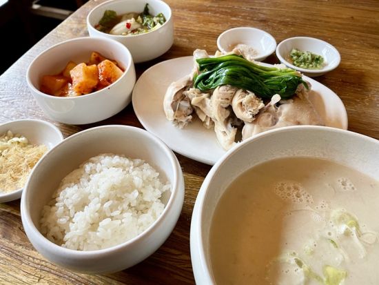 話題の『ムグオク(무구옥)』北朝鮮式参鶏湯もしくはセリで有名『ヌンドンミナリ』！ソウル市内観光ツアー景福宮+北村+安国+聖水で話題スポット巡り