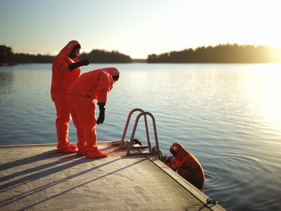 サバイバルスーツを着て浮かぶ！冬のヘルシンキでフロート体験　画像プレゼントあり＜約2時間／英語＞by Redrib