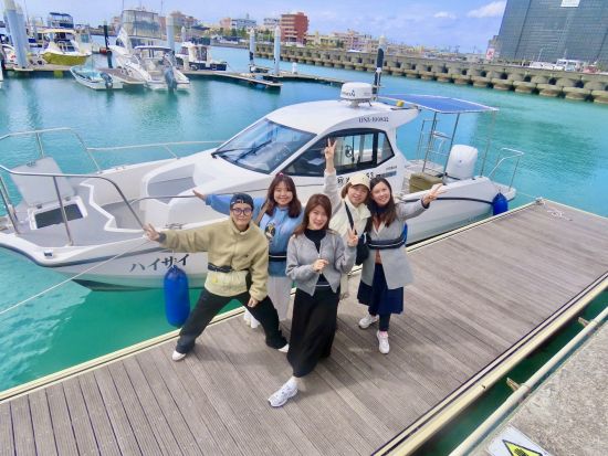 【貸切】ボートでホエールウォッチング＆トロピカルフィッシングツアー　アメリカンビレッジ徒歩5分の港から出港！＜12月～4月／写真無料プレゼント＞