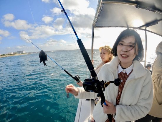 【貸切】ボートでホエールウォッチング＆トロピカルフィッシングツアー　アメリカンビレッジ徒歩5分の港から出港！＜12月～4月／写真無料プレゼント＞