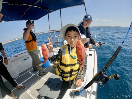 【貸切】ボートでホエールウォッチング＆トロピカルフィッシングツアー　アメリカンビレッジ徒歩5分の港から出港！＜12月～4月／写真無料プレゼント＞
