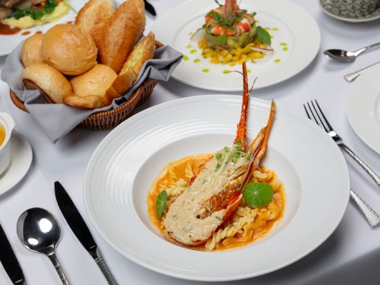 世界遺産ハロン湾クルーズ＆ドラゴンパール洞窟ディナーショー＜昼食・夕食付／日本語ガイド／ハノイ発＞