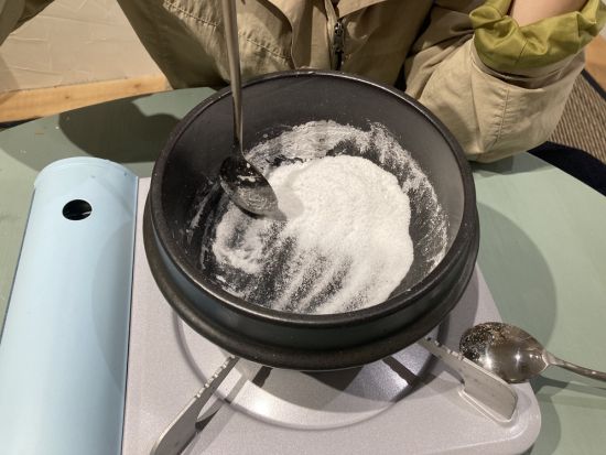 塩作り体験　那覇・国際通りでお守りにも使える塩作りワークショップ＜那覇／45分＞