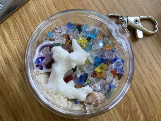 那覇・国際通りでキーホルダー作り体験　シーサーや貝殻で自分だけの作品を＜那覇／45分＞