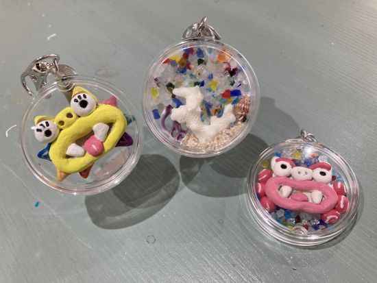 那覇・国際通りでキーホルダー作り体験　シーサーや貝殻で自分だけの作品を＜那覇／45分＞