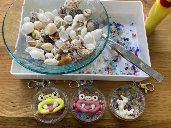 那覇・国際通りでキーホルダー作り体験　シーサーや貝殻で自分だけの作品を＜那覇／45分＞