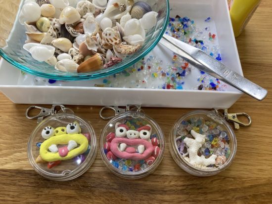 那覇・国際通りでキーホルダー作り体験　シーサーや貝殻で自分だけの作品を＜那覇／45分＞