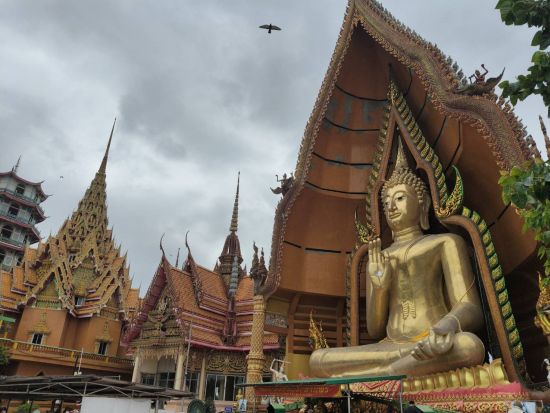 【貸切】カンチャナブリ観光ツアー　ワット・タムスア＋泰麺鉄道乗車＋クウェー川鉄橋＜1日／日本語ガイド／ビュッフェランチ／往路送迎＞