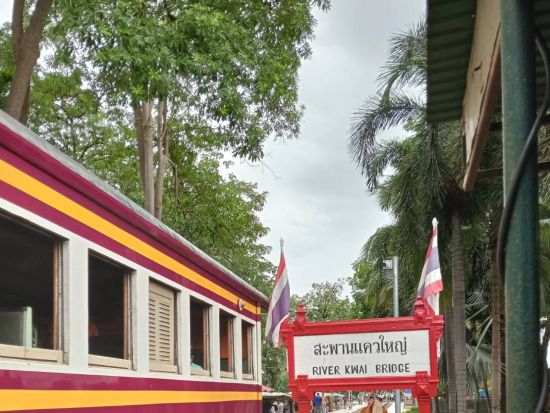 【貸切】カンチャナブリ観光ツアー　ワット・タムスア＋泰麺鉄道乗車＋クウェー川鉄橋＜1日／日本語ガイド／ビュッフェランチ／往路送迎＞