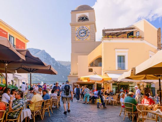 カプリ島クルージングツアー　海水浴も楽しめる少人数制ツアー＜4～10月／英語／ナポリ発＞