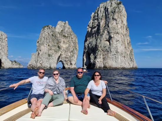 カプリ島クルージングツアー　海水浴も楽しめる少人数制ツアー＜4～10月／英語／ナポリ発＞
