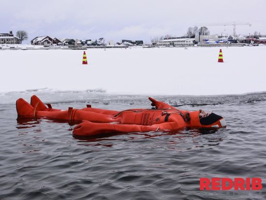 サバイバルスーツを着て浮かぶ！冬のヘルシンキでフロート体験　画像プレゼントあり＜約2時間／英語＞by Redrib